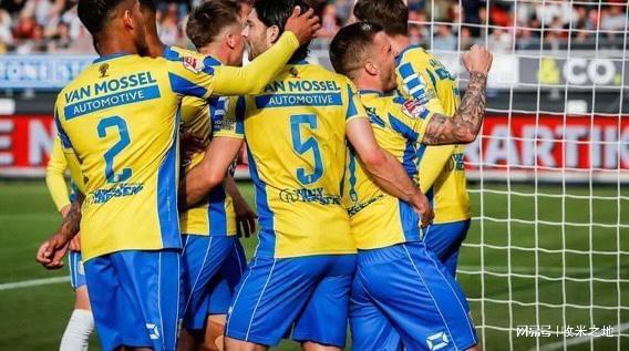 境下显得更 境下显得更